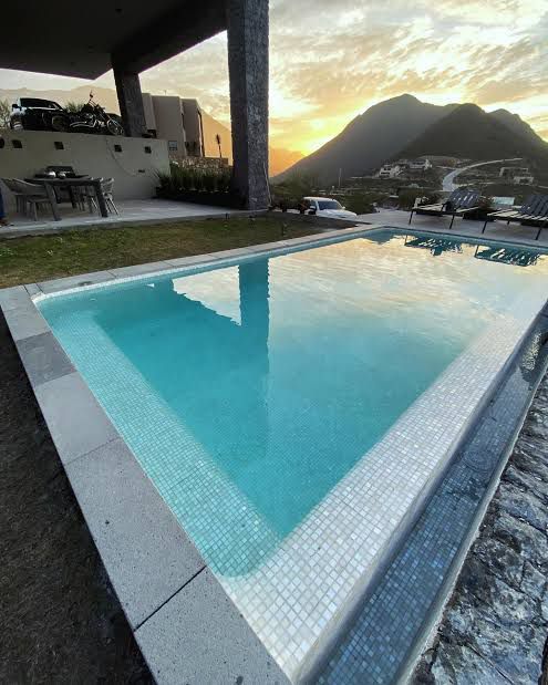 Jacuzzi con hidromasaje diseñado por Pool Gena