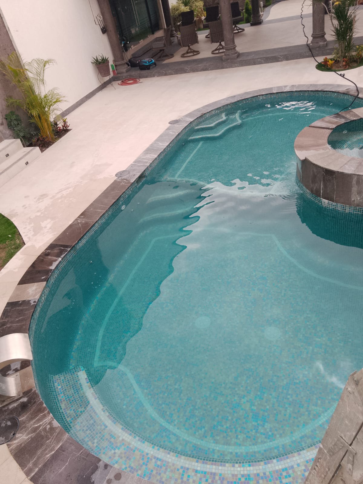 Alberca residencial construida por Pool Gena